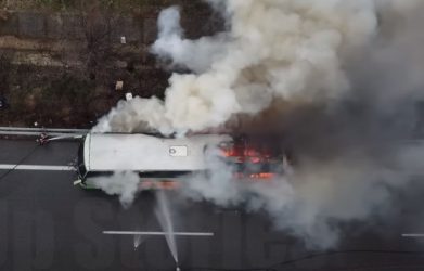 Βίντεο από τη φωτιά του ΚΤΕΛ Θεσσαλονίκης – 48 άνθρωποι επέβαιναν στο όχημα