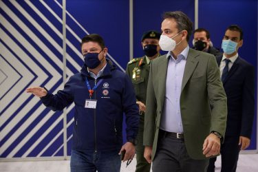 Στο πρώτο μεγάλο εμβολιαστικό κέντρο ο Κυριάκος Μητσοτάκης