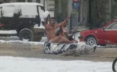 Ορεστιάδα: Βγήκαν γυμνοί στο χιόνι για να κάνουν… έλκηθρο!