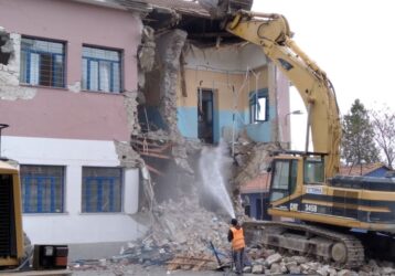 Σεισμός Ελασσόνα: Κατεδαφίστηκε το σχολείο στο Δαμάσι (ΒΙΝΤΕΟ)