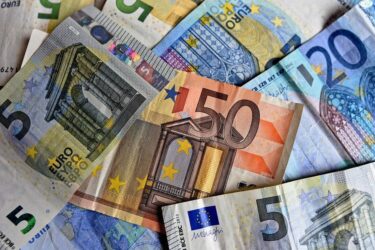 Εξετάζεται έκτακτο “δώρο” Πάσχα έως και 300 ευρώ