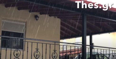 Χιoνίζει σε περιοχές γύρω από την Θεσσαλονίκη και στην Κεντρική Μακεδονία (ΒΙΝΤΕΟ)