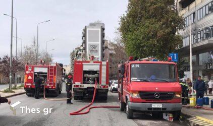 Θεσσαλονίκη: Βανάκι με 9 άτομα τυλίχτηκε στις φλόγες στο Λάκκωμα