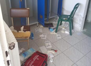 Εισέβαλλαν και βανδάλισαν τα γραφεία του Αχιλλέα Περαίας (ΦΩΤΟ)