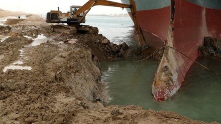Διώρυγα του Σουέζ: Αργή η αποκόλληση – Ερευνα για τα αίτια του ατυχήματος