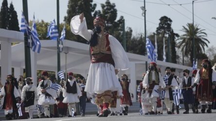 Η ιστορική στρατιωτική παρέλαση για τα 200 χρόνια από την Ελληνική Επανάσταση