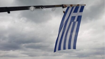 Ρέθυμνο: Σήκωσαν με γερανό τεράστια ελληνική σημαία για την 25η Μαρτίου