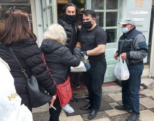 Πολίχνη: Ο Πύρρος Δήμας μοίρασε γεύματα σε πολίτες
