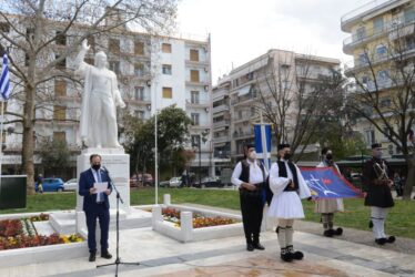 Σέρρες: Υψώθηκε το λάβαρο του Εμμανουήλ Παπά στην Πλατεία Ελευθερίας