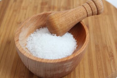 Ο ΠΟΥ προειδοποιεί: “Μειώστε το αλάτι στα τρόφιμα”