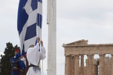 Συγκίνηση στην έπαρση της σημαίας στον Ιερό Βράχο της Ακρόπολης (BINTEO)