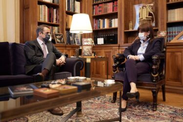 Με την Σακελλαροπούλου συναντήθηκε ο Μητσοτάκης