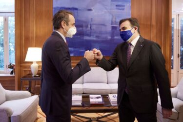 Συνάντηση Μητσοτάκη – Σχοινά για τον εμβολιασμό