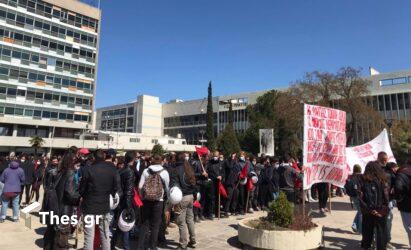 Θεσσαλονίκη: Φοιτητές δεν άφησαν ταξί με μητέρα και βρέφος να μπει στο ΑΠΘ