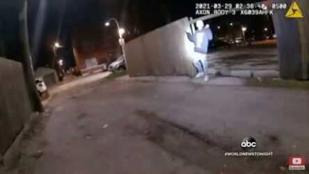 Απίστευτο βίντεο: Αστυνομικός πυροβόλησε 13χρονο που έχει σηκωμένα τα χέρια