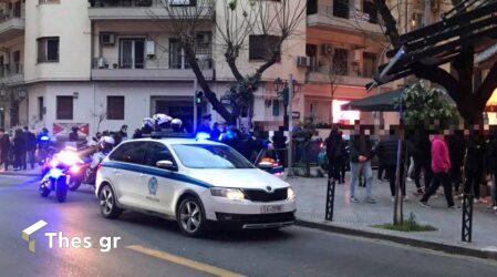Εγκλώβισαν περιπολικό έξω από την ΑΣΟΕΕ – Πυροβόλησαν στον αέρα οι αστυνομικοί