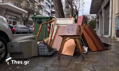 Θεσσαλονίκη: Απομεινάρια ενός νοικοκυριού φράζουν το δρόμο των περαστικών (ΦΩΤΟ)