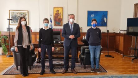 Ο Σταύρος Καλαφάτης υποδέχθηκε δύο μαθητές που έχουν καινοτόμες ιδέες