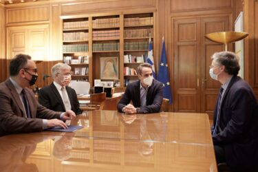 Ο Κυριάκος Μητσοτάκης συναντήθηκε με τον Ισραηλινό γιατρό που ανέπτυξε θεραπεία για τον κορονοϊό