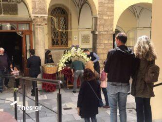 Θεσσαλονίκη: Ουρές και τήρηση των μέτρων στις εκκλησίες για τους Επιταφίους (ΦΩΤΟ)