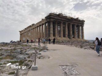 Ακρόπολη: «Εκανε τον σταυρό της και πήδηξε στο κενό» λένε μάρτυρες για την 47χρονη που αυτοκτόνησε