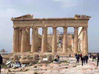 Αθλιότητες με φόντο την Ακρόπολη