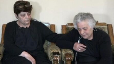 “Ραγίζει” καρδιές η μητέρα του Γιώργου Καραϊβάζ (ΒΙΝΤΕΟ)