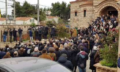 Απίστευτος συνωστισμός σε κηδεία Αρχιμανδρίτη – Μάσκες και αποστάσεις πήγαν… περίπατο