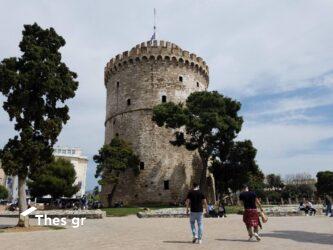 Μεσίστια η ελληνική σημαία στον Λευκό Πύργο για την Μεγάλη Παρασκευή (ΒΙΝΤΕΟ & ΦΩΤΟ)