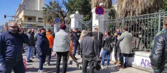 Διπλό φονικό Μακρινίτσα: Ενταση στα Δικαστήρια – Προπηλάκισαν τον δράστη (ΦΩΤΟ)