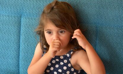 Μετάλλαξη Ομικρον: Τα συμπτώματα που πρέπει να προσέχουν οι γονείς στα παιδιά