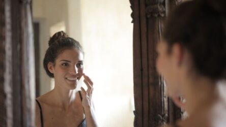 Ιδανικά skincare tips που θα σας βοηθήσουν μετά τα ξενύχτια των εορτών