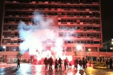 ΑΠΘ: Εληξε με πυροτεχνήματα η κατάληψη (ΒΙΝΤΕΟ)