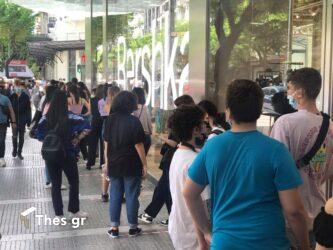 Τουρίστας ευχαρίστησε ρεπόρτερ του ΣΚΑΪ που… ξεκόλλησε τη γυναίκα του από τις αγορές (ΒΙΝΤΕΟ)