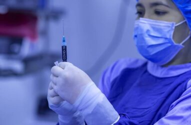 Κορονοϊός: Τα εμβόλια φαίνεται να “φρενάρουν” τις νέες μεταλλάξεις