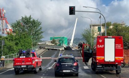 Επεσε κινητή γέφυρα στην Ιταλία – Δείτε τη στιγμή της κατάρρευσης (ΒΙΝΤΕΟ)