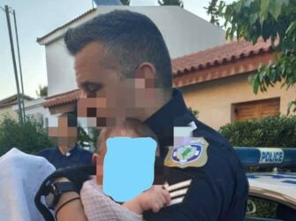 Γλυκά Νερά: Συγκινητική φωτογραφία με το μωρό της άτυχης Καρολάιν στην αγκαλιά αστυνομικού
