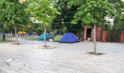 Θεσσαλονίκη: Πρόσφυγες διανυκτέρευσαν σε σκηνές στην Αριστοτέλους (ΦΩΤΟ)