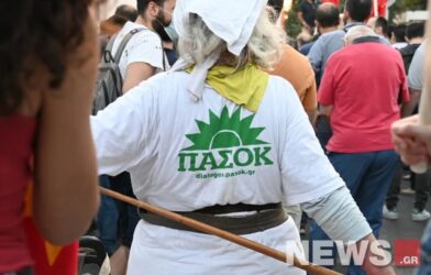 Με μπλούζα ΠΑΣΟΚ πήγε σε συγκέντρωση του ΚΚΕ… (ΦΩΤΟ)