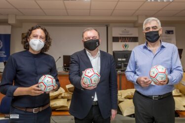 ΠΕΔΚΜ: Δώρισε μπάλες ποδοσφαίρου σε παιδιά με προβλήματα όρασης