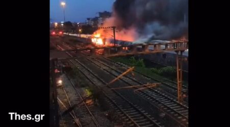 Θεσσαλονίκη: Στις φλόγες εγκαταλελειμμένα βαγόνια στο σταθμό του ΟΣΕ (ΒΙΝΤΕΟ)