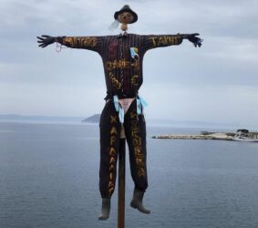 Μαρμαράς: Τηρήθηκε το έθιμο – Κρέμασαν τον Ιούδα! (ΒΙΝΤΕΟ)