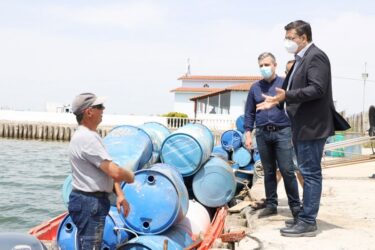 Αυτοψία Τζιτζικώστα για την επιχείρηση καθαρισμού του Θερμαϊκού (ΦΩΤΟ)