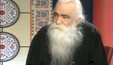 Απεβίωσε από κορονοϊό ο πατήρ Ανανίας Κουστένης
