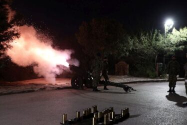 Εντυπωσίασαν οι κανονιοβολισμοί στον Λυκαβηττό (ΦΩΤΟ)