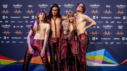 Maneskin: Ο τραγουδιστής έδειξε τα οπίσθιά του και τον έκοψαν από τα VMAs – Χαμός στο Twitter (ΒΙΝΤΕΟ)