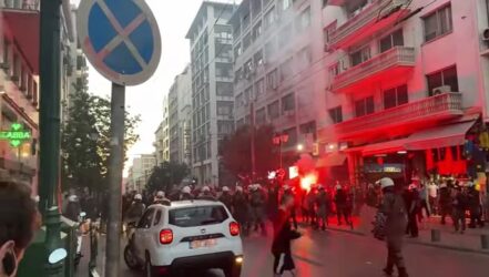 Οπαδοί του ΠΑΟΚ έκαναν πορεία στην Αθήνα – Ισχυρές αστυνομικές δυνάμεις (ΒΙΝΤΕΟ)