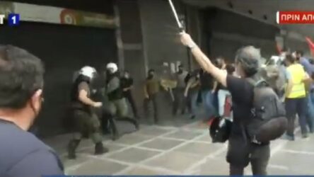 Επεισόδια με οικοδόμους και ΜΑΤ έξω από το υπουργείο Εργασίας (ΒΙΝΤΕΟ)