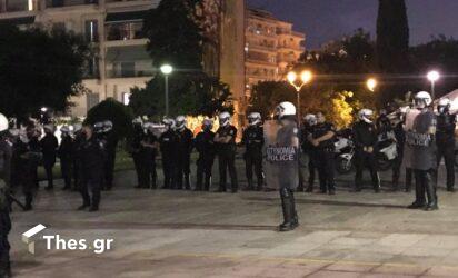 Θεσσαλονίκη: Στη Φιλοσοφική οι φοιτητές – Αναψαν και πυρσούς (ΒΙΝΤΕΟ)