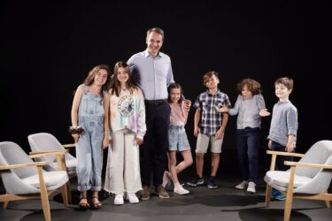 Μικροί δημοσιογράφοι ανέκριναν τον Μητσοτάκη – Οι… αδιάκριτες ερωτήσεις τους (ΒΙΝΤΕΟ)